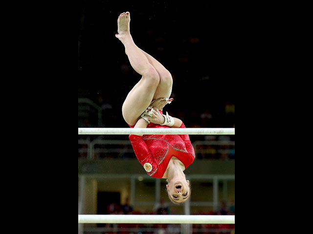 Золото россиянки  Алии Мустафиной в упражнениях на     брусьях