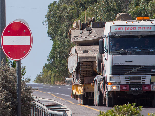 На севере Израиля во время транспортировки перевернулся танк   