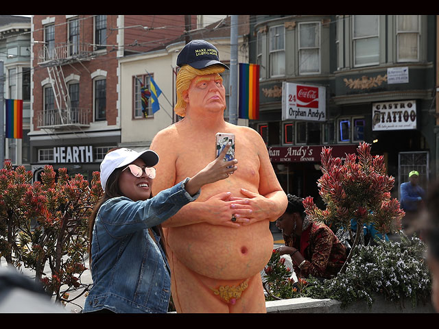 В пяти городах США появились статуи обнаженного Дональда Трампа