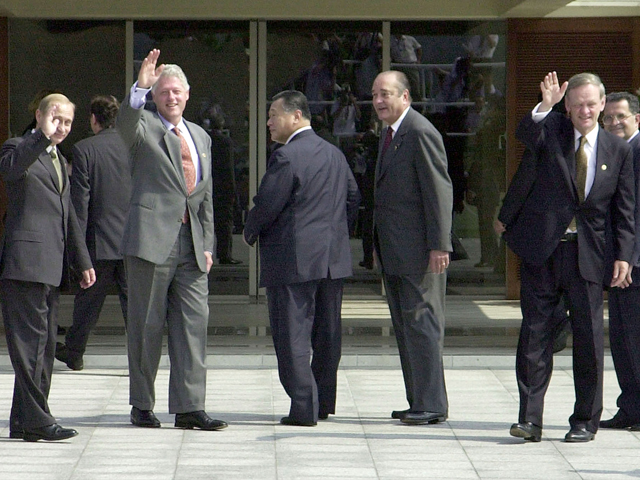 Владимир Путин и Билл Клинтон (слева). 2000 год