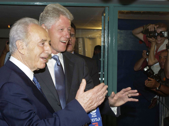 Билл Клинтон и Шимон Перес. 2003 год
