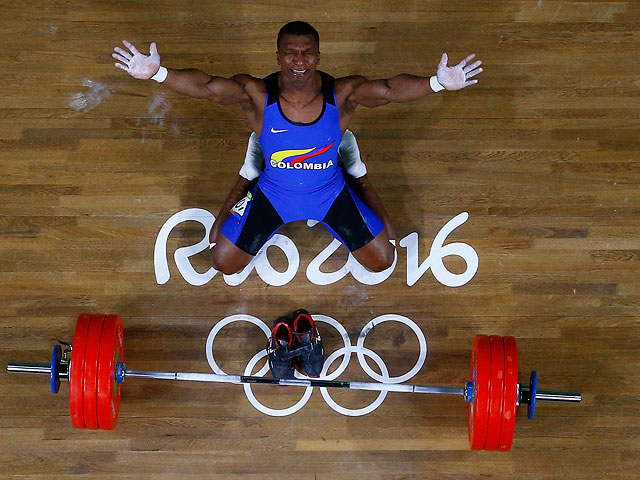 Победа колумбийского тяжелоатлета Оскара Альбейро Фигероа Москера (категория до 62 кг)