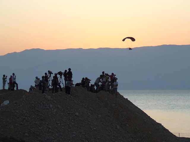 Журналисты следят за съемками проекта "Naked Sea". Пляж "Минералы", 17 сентября 2011 года