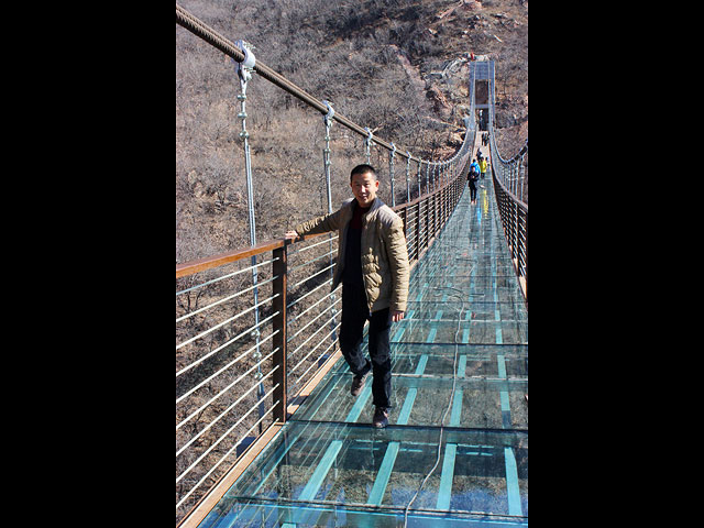На стеклянном мосту в горах Юньтайшань, Китай  