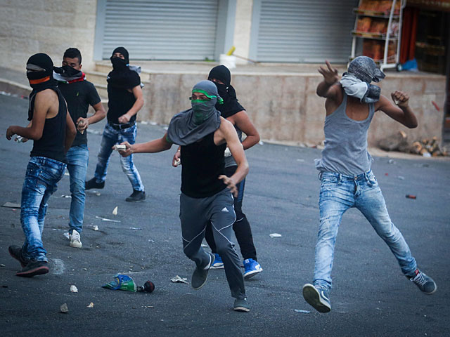 Беспорядки в Шхеме: местные жители бросают камни в палестинских полицейских    
