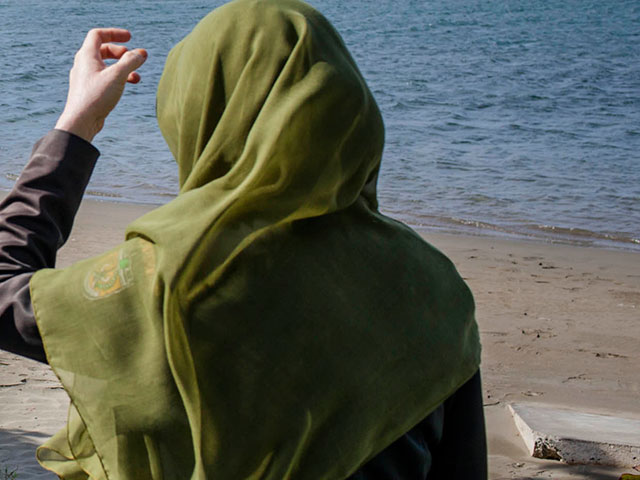 На пляже в Ницце вооруженные полицейские заставили мусульманку частично снять буркини  
