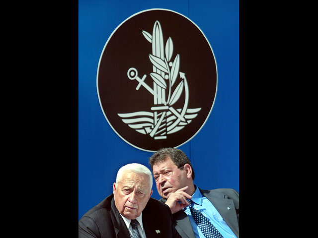 Ариэль Шарон и Биньямин Бен-Элиэзер в 2002 году