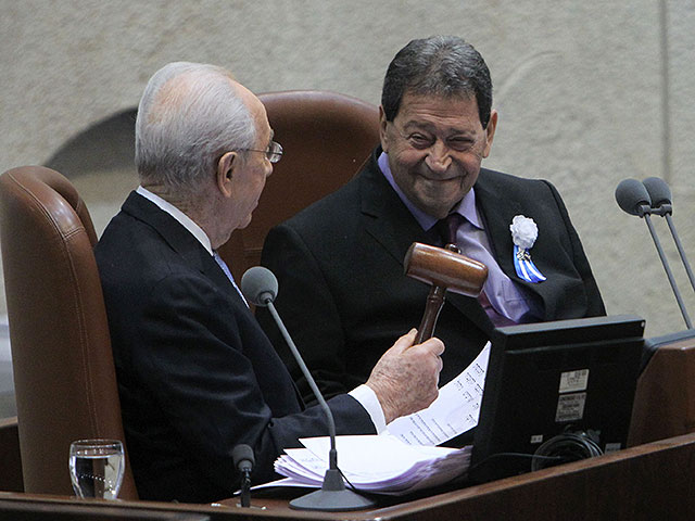 Шимон Перес и Биньямин Бен-Элиэзер в 2012 году