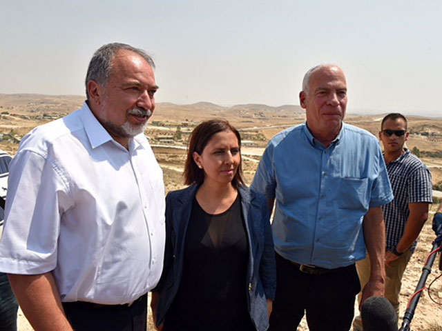Авигдор Либерман  во время визита в бедуинские населенные пункты Негева