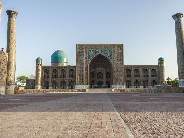 Площадь Регистан в Самарканде (иллюстрация)