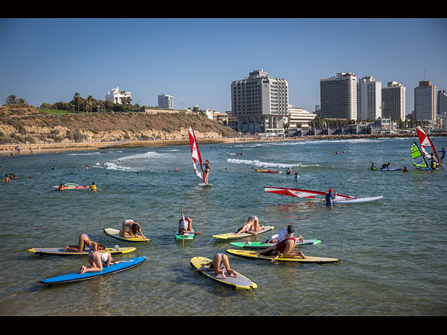 Йога в Тель-Авиве: асаны на доске для серфинга