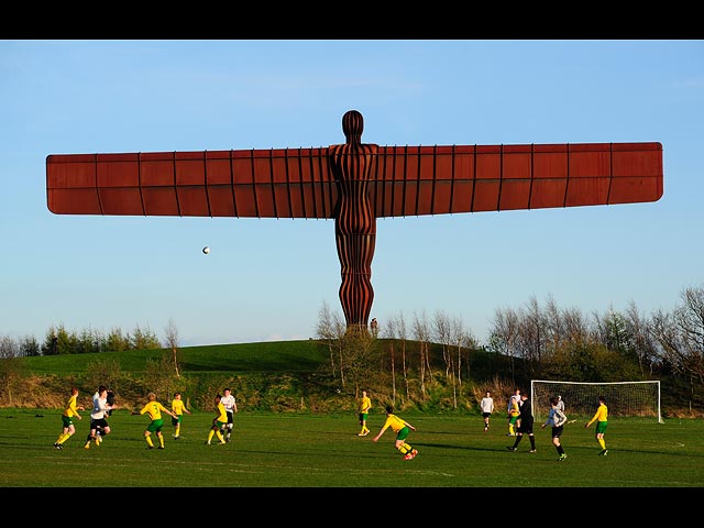 Работа Энтони Гормли 'Angel of the North' в Гейтсхеде, Англия