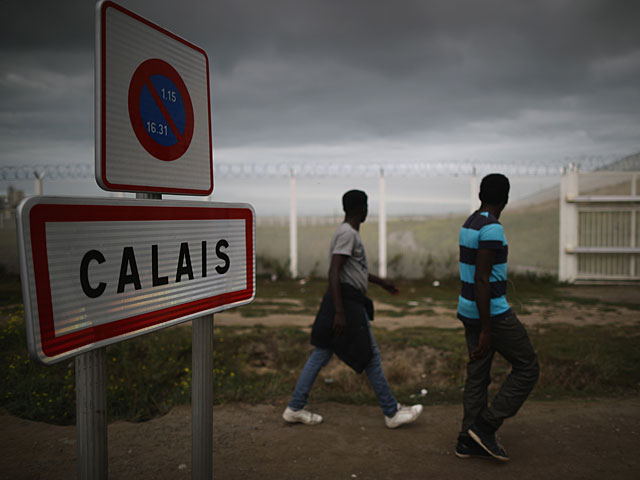 Миграционный кризис: британцы строят защитную стену в порту Кале    