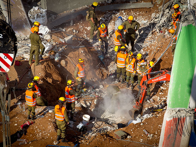 На месте обрушения здания в Тель-Авиве