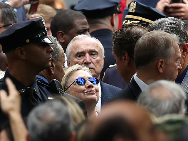 Хиллари Клинтон упала в обморок на церемонии поминовения жертв терактов 9/11    