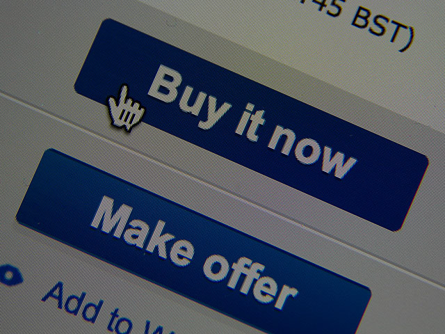Британский пранкер продает жену на eBay: ее готовы купить по цене BMW    