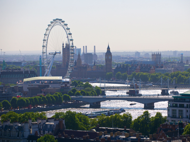 С террасы открываются виды на Вестминстерское аббатство, здание британского парламента и колесо обозрения London Eye