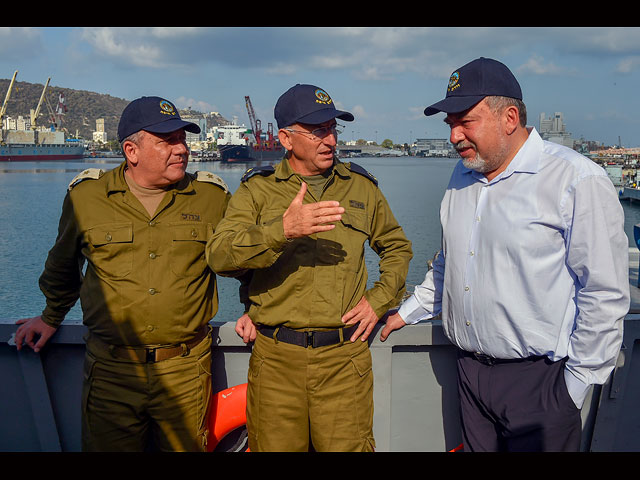 Авигдор Либерман посетил базу ВМФ и встретился со старшим командным составом    