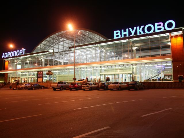 В московском аэропорту Внуково опоздавшие на регистрацию пассажиры устроили драку