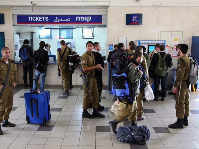 Армия предоставит солдатам автобусы на время закрытия тель-авивских вокзалов