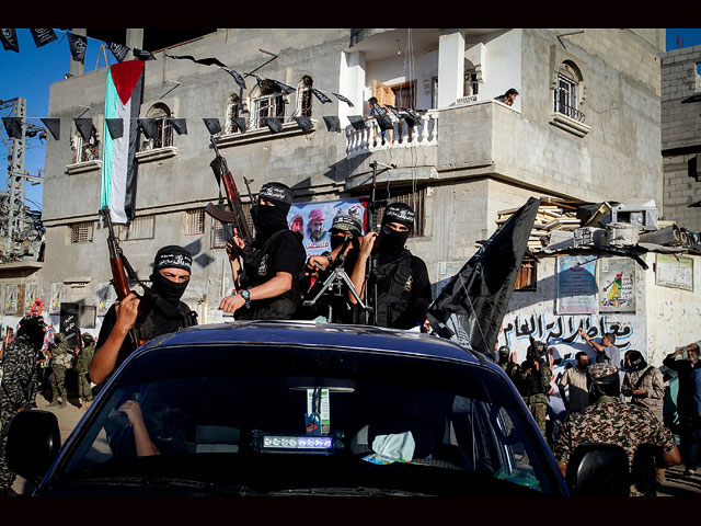 Террористы из "Комитетов народного сопротивления" провели военный парад в Рафахе