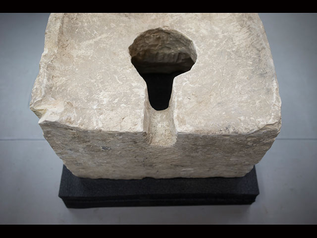 Древний каменный "унитаз"