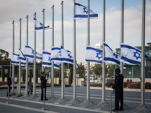 На площади перед Кнессетом приспущены государственные флаги