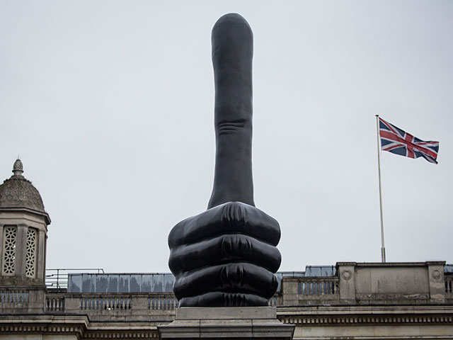 Трафальгарскую площадь украсила новая скульптура: поднятый вверх большой палец    