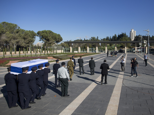 Гроб с телом Переса выносят с территории Кнессета. 30 сентября 2016 года