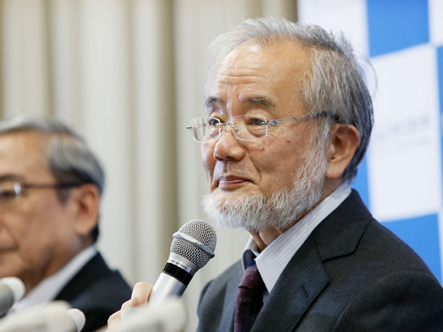 Ёсинори Осуми после объявления о присвоении ему Нобелевской премии по медицине. Токио, 3 октября 2016 года