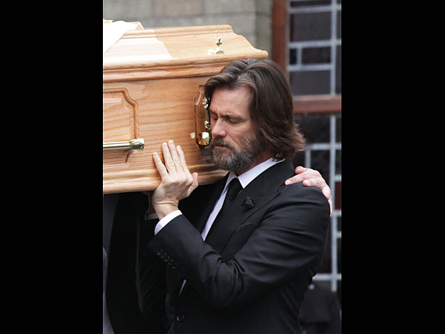 Джим Керри на похоронах Катрионы Уайт, 10 октября 2015 года 
