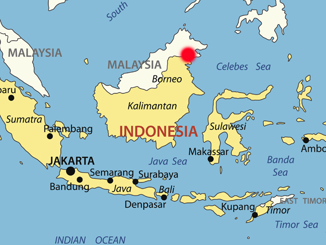 В Малайзии военный вертолет упал на здание школы, десятки пострадавших