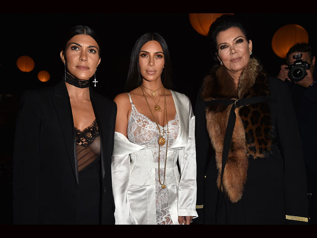 Сестры Ким и Кортни Кардашьян, и их мать Крис Дженнер на Paris Fashion Week