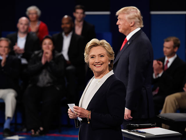 Дональд Трамп и Хиллари Клинтон во время второго раунда дебатов   