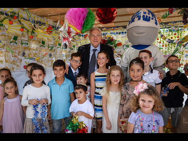Президент Израиля Реувен Ривлин в сукке с детьми