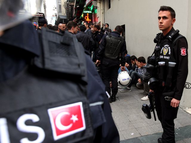 Турецкая полиция задержала 25 подозреваемых в причастности к ракетному обстрелу Антальи
