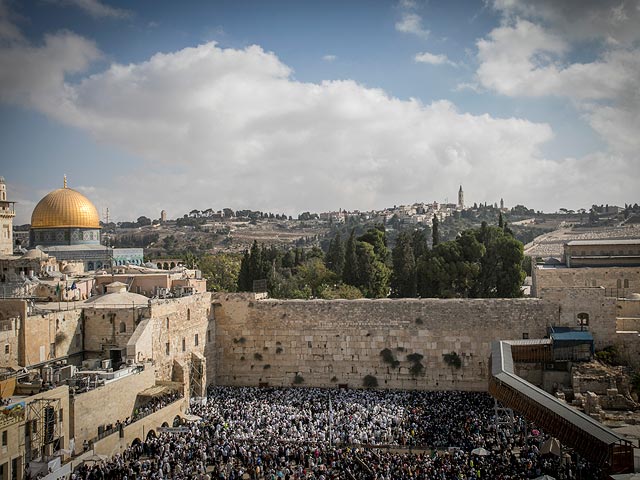 Тысячи евреев приняли участие в благословении коэнов в Иерусалиме
