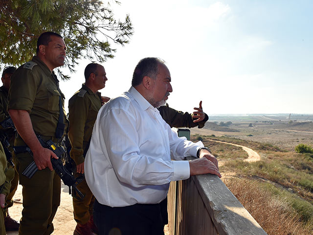 Авигдор Либерман на границе с Газой. 2016 год