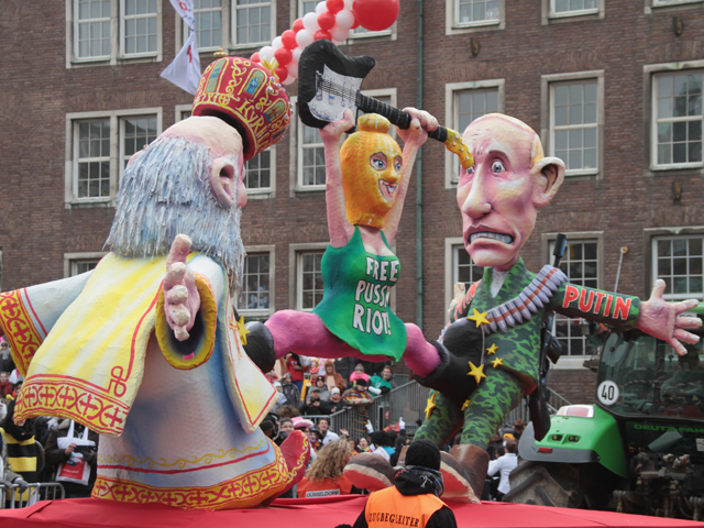 Куклы патриарха Кирилла, Толоконниковой и Путина на параде в Дюссельдорфе. 2013 год