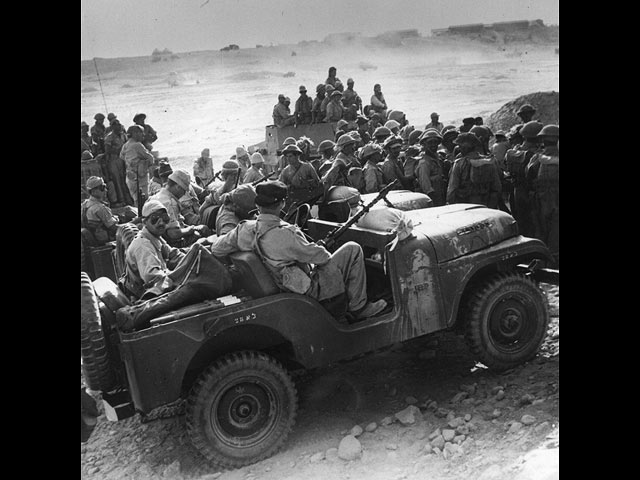 Израильские военнослужащие на подходе к Газе. 1956 год