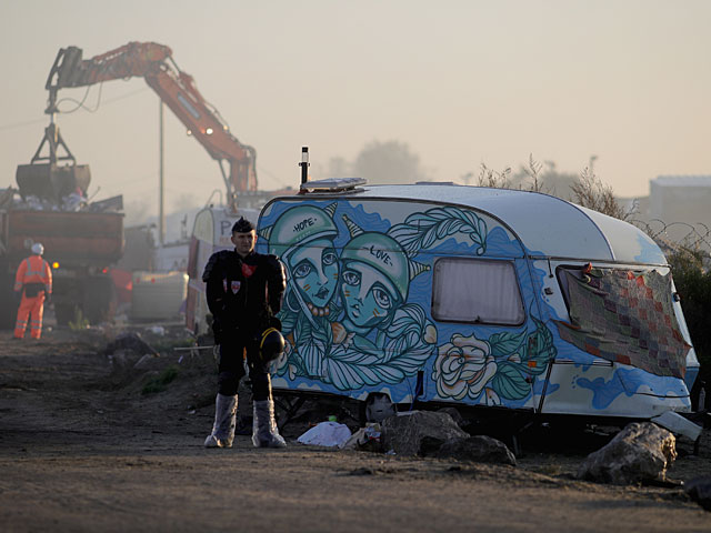 Демонтаж лагеря беженцев в Кале, названного прессой "джунгли"