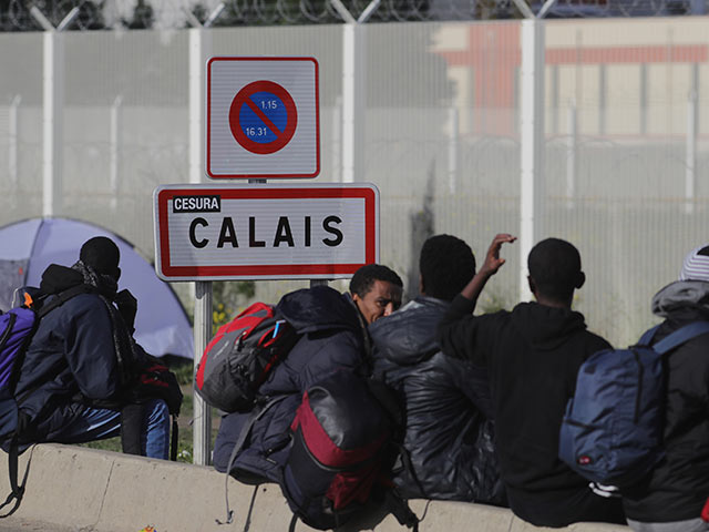 Из лагеря "Джунгли" в Кале эвакуируют детей  