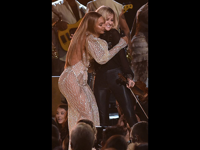 Бейонсе и Мати Магуайр на церемонии CMA Awards