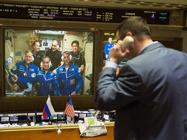 Шейн Киброу (в нижнем ряду справа) на борту МКС. Октябрь 2016 года