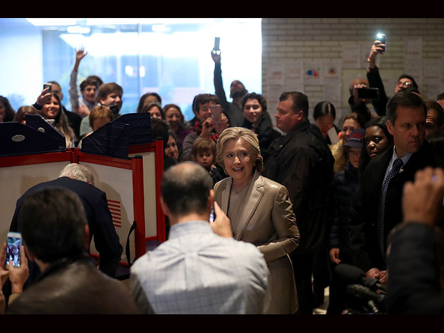 Хиллари Клинтон прибыла на избирательный участок 