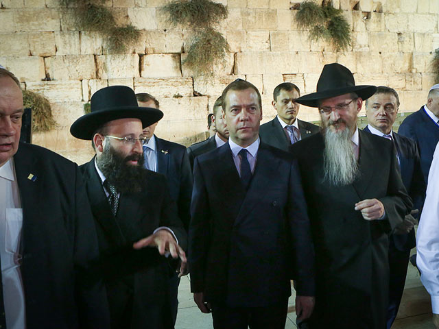 Премьер-министр РФ Дмитрий Медведев около Стены Плача в Иерусалиме. 10 ноября 2016 года