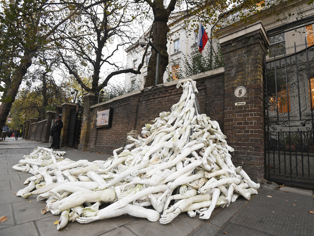 Протест против штурма Алеппо: вход в посольство РФ в Лондоне завалили пластиковыми руками