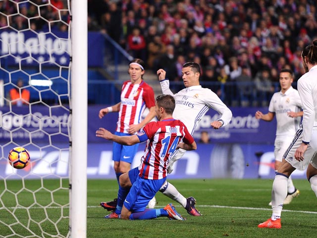 Криштиану Роналду установил рекорд. "Реал" разгромил "Атлетико" в последнем дерби на "Висенте Кальдерон"