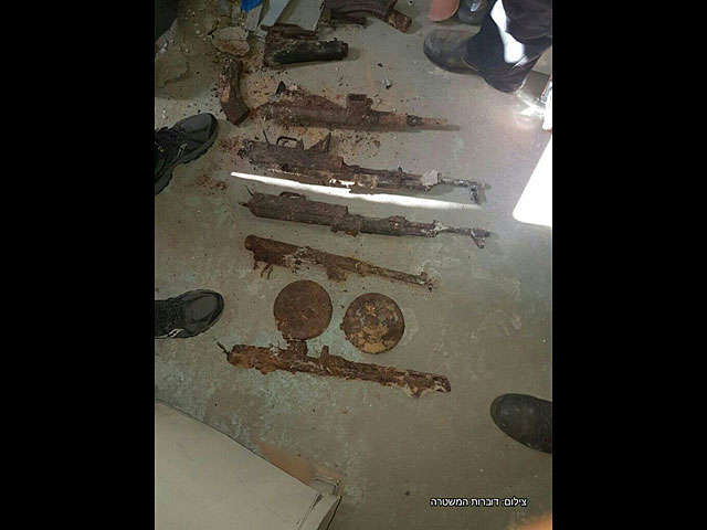 В столярной мастерской в Кфар Масарик обнаружен тайник со ржавым оружием    