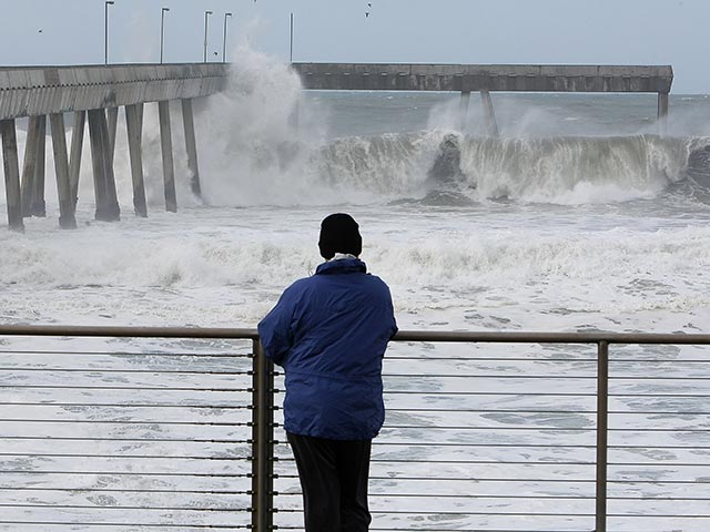 Волна цунами, вызванного землетрясением магнитудой 6,9, достигла побережья Японии